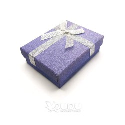 Pelēcīgi violeta kastīte ar sudrabainu banti